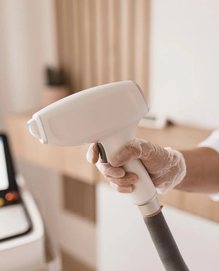 A laser session to define the chin or armpit